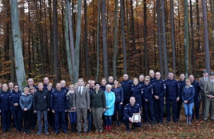 {Policjanci posadzili 100 drzew, by uczcić 100-lecie powstania swojej formacji.}