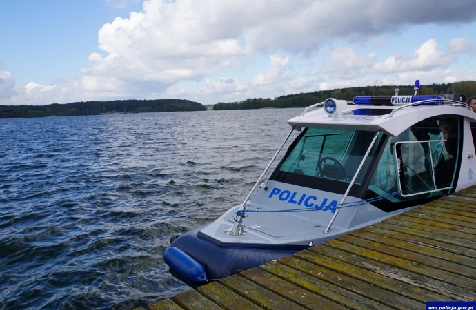 {Warmińsko-mazurscy policjanci ruszają na jeziora.}