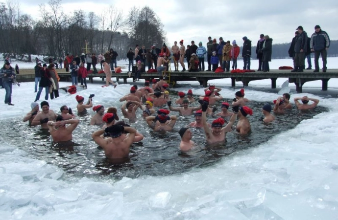 Studenci Wydziału Lekarskiego Uniwersytetu Warmińsko-Mazurskiego przebadają osoby, które korzystają z zimowych kąpieli.